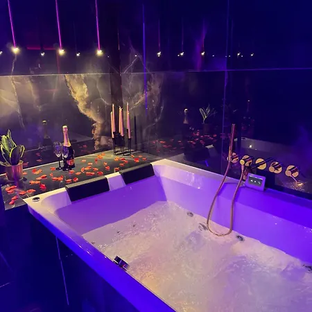 Apartament SPA Studio z jacuzzi, fotel do masażu, TV 85, parking, Wiślane Tarasy